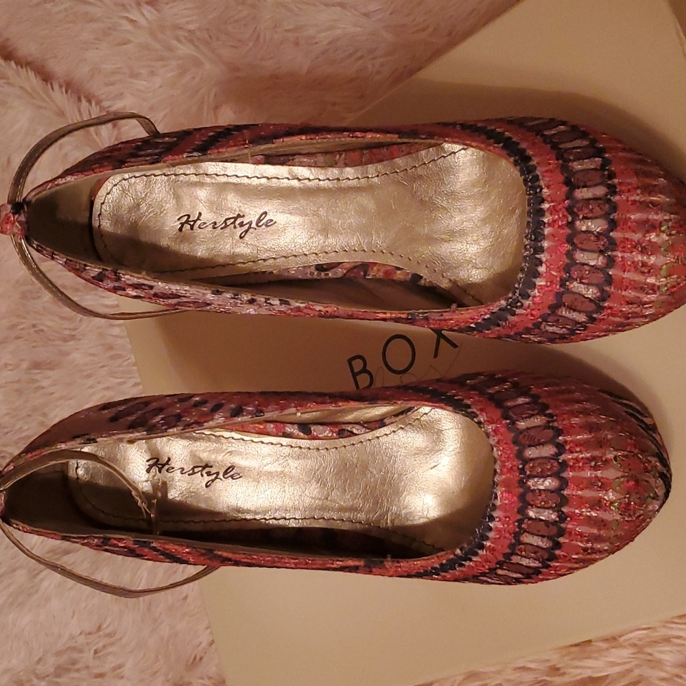 High heels Size 11 Colorful red variety print. Like new slightly used